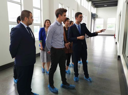 英國領(lǐng)事館馬修先生參觀潤盈生物